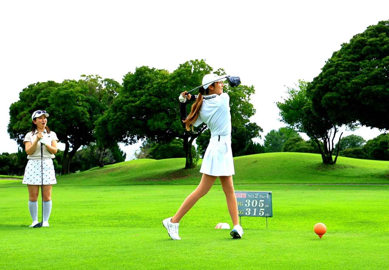 画像: 近藤みやびのティーショットに驚く田中のどかさん(撮影/大澤進二)