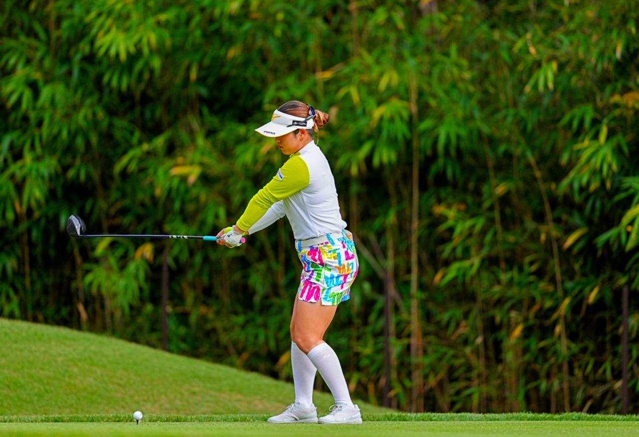 画像 : 2番目の画像 - 【写真を見る】24歳仲村果乃のドライバーショット連続写真（撮影/姉崎正） - みんなのゴルフダイジェスト