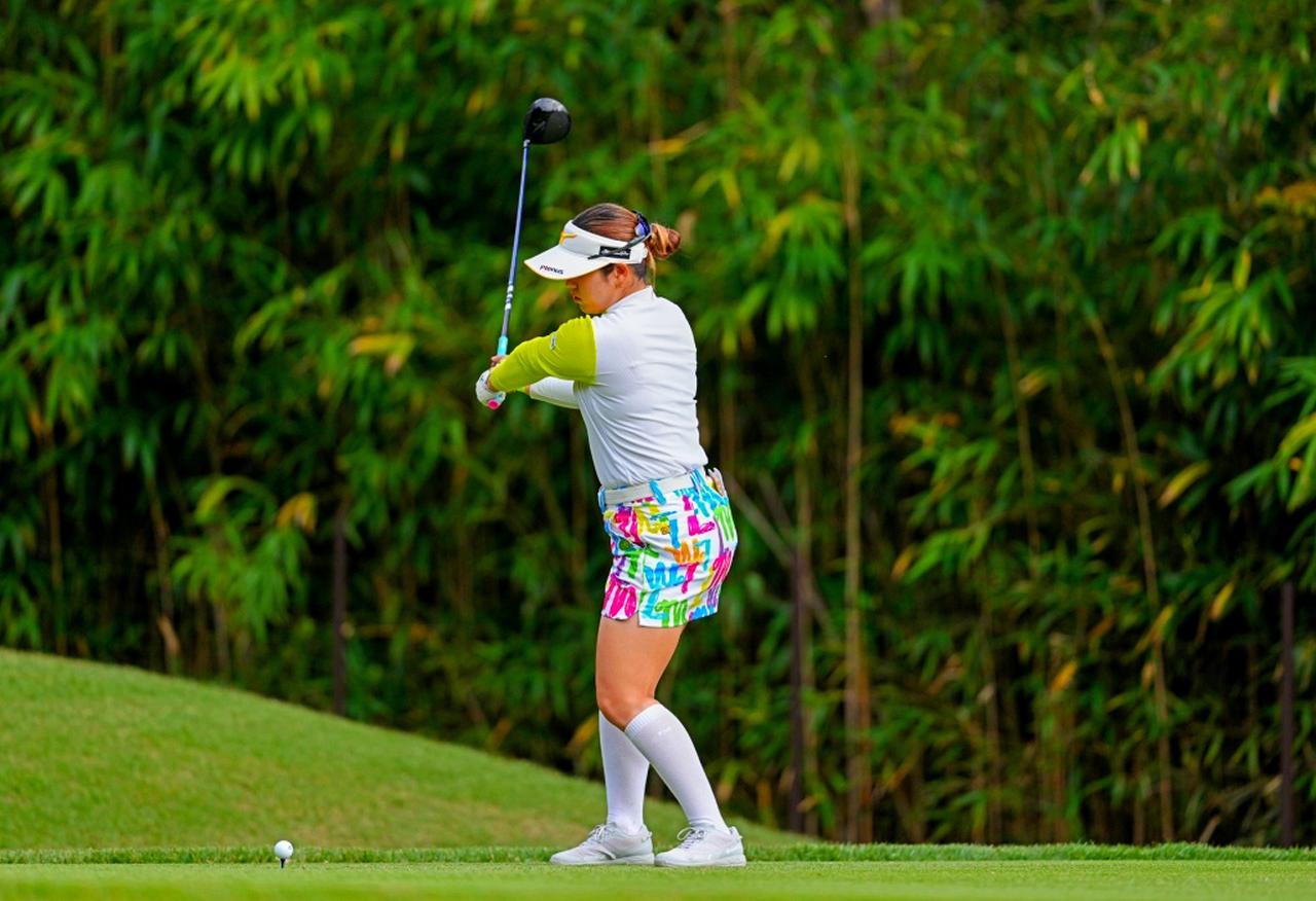 画像 : 3番目の画像 - 【写真を見る】24歳仲村果乃のドライバーショット連続写真（撮影/姉崎正） - みんなのゴルフダイジェスト