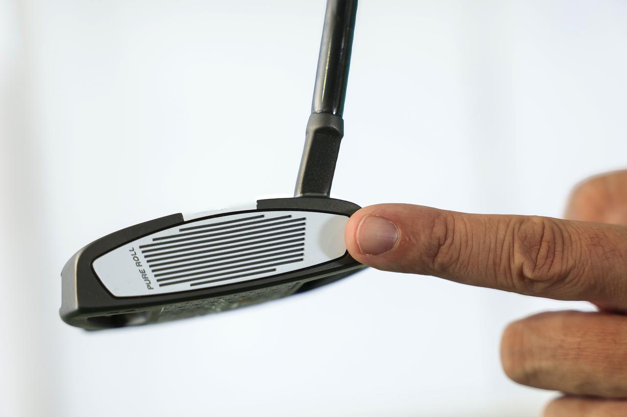 画像: 順回転を強く発生させる「ピュア ロール」インサート。「打感は非常にソフトです」(大本コーチ)