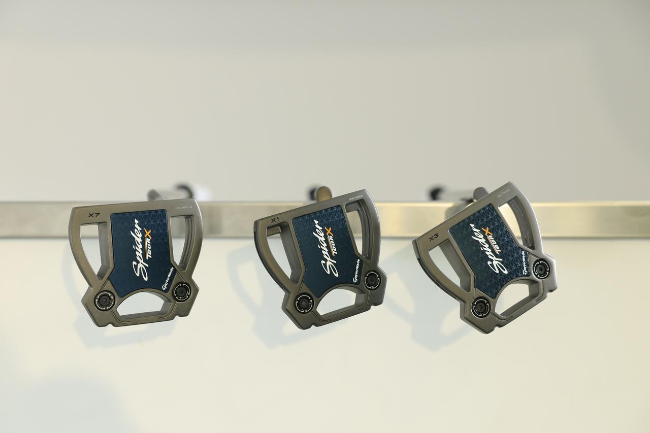 画像: 左から「ダブルベンド」、「クランク」、「スモールスラント」の順。トウの下がり方(トウハング)の違いに注目