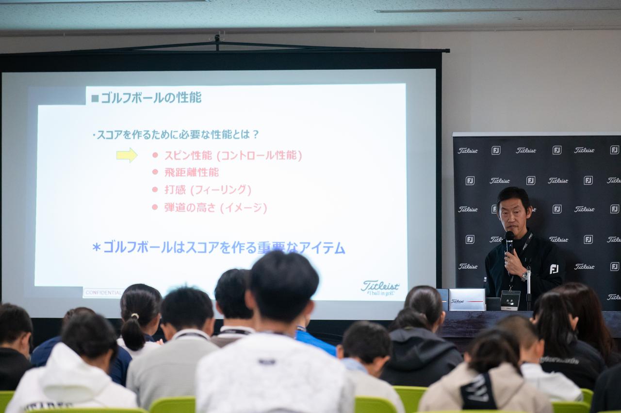 画像: ボールフィッティングスペシャリストの向井伸吾氏による解説(撮影/有原裕晶)