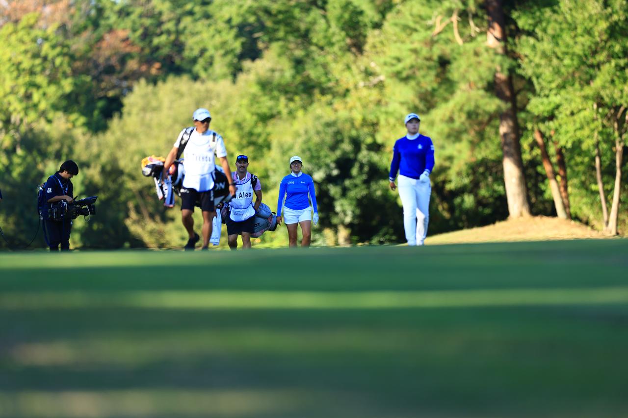 画像: プレーオフに突入した竹田麗央（右）とマリナ・アレックス（左）（撮影／大澤進二）
