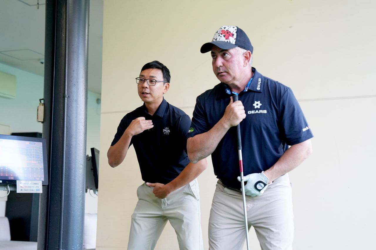 画像: 宮崎太輝プロとともに「スタック」の説明をするM・マナビアン