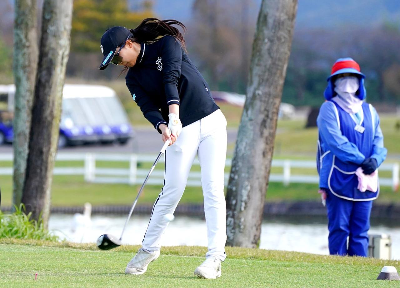 画像: ティーショットを放つ伊藤愛華