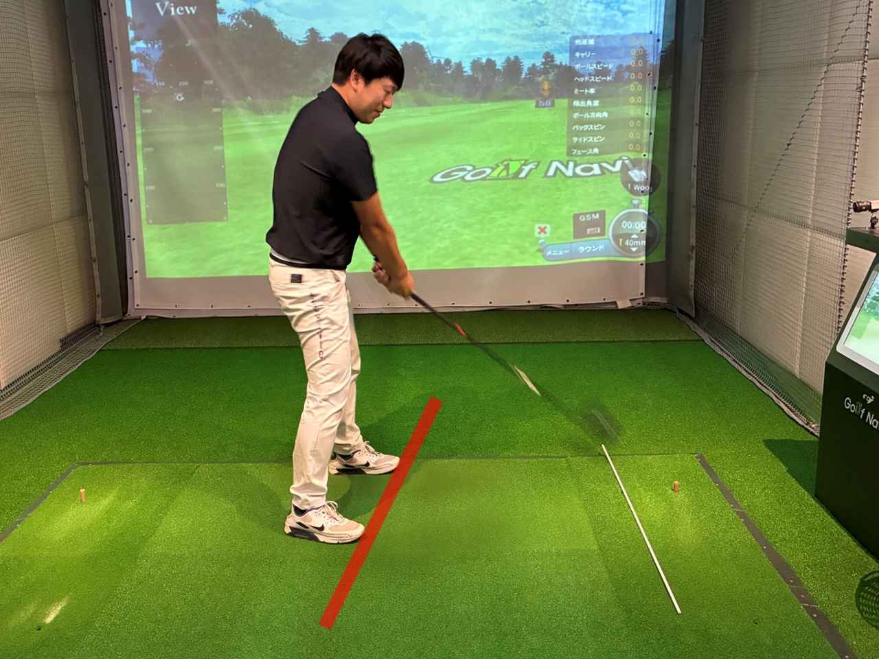 画像: 白いアライメントスティックがターゲットに対してまっすぐなライン。それによりも右を向いて構えている(赤線)のに、目線や意識はターゲットを向いていると、スウィングも崩れアウトサイドイン軌道になってしまう