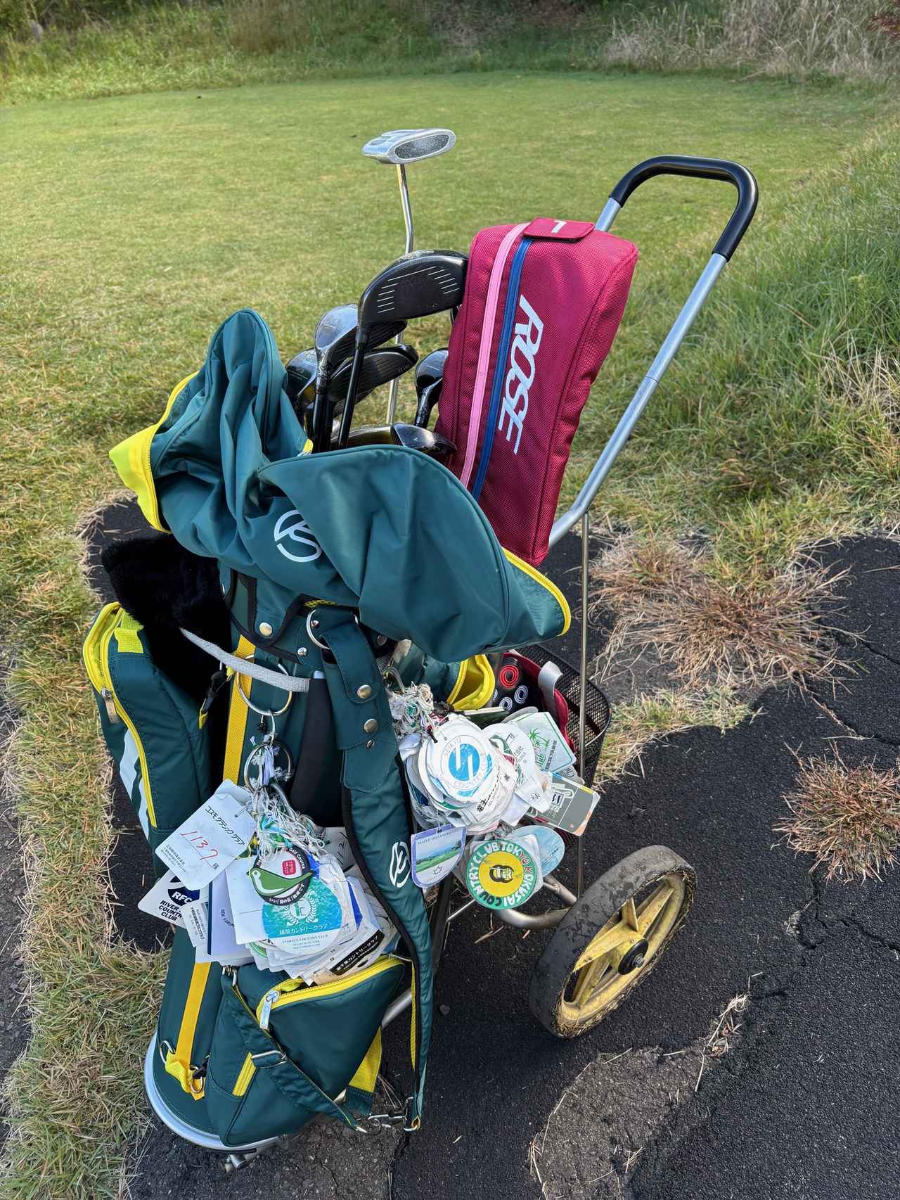 画像: 富谷パブリックコースの手引きカートとキャディバッグ。2ラウンド3万歩を歩く
