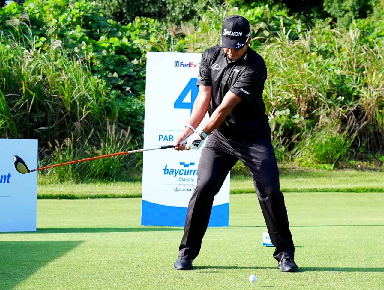 画像: ドライバーが良くなる! テークバックでの「手とひざの動かし方」を解説。松山英樹の足の動きも参考にしよう - みんなのゴルフダイジェスト