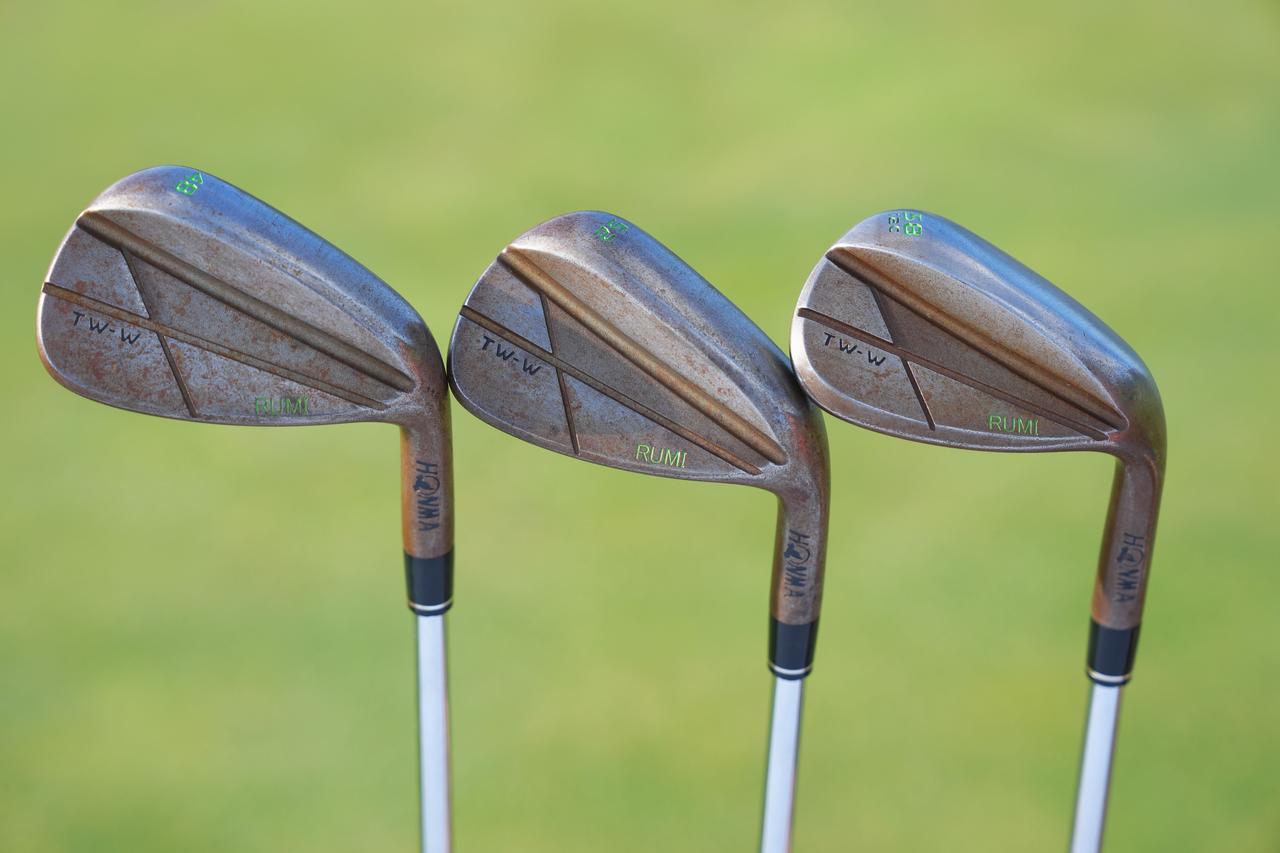 画像: 3本ともにノーメッキ。48・52度はフルショットでも威力を発揮しやすいIソール。58度はスクエアでも開いても打ちやすいCソールを採用している