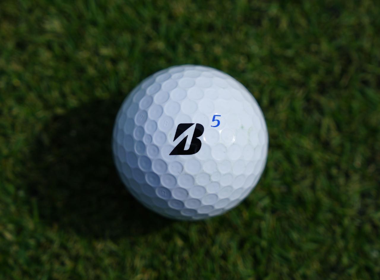 画像: ボールはブリヂストンツアーB XS。本間との相性の良さを評価しながら、ショートゲームでの相性を優先し、このモデルを使用