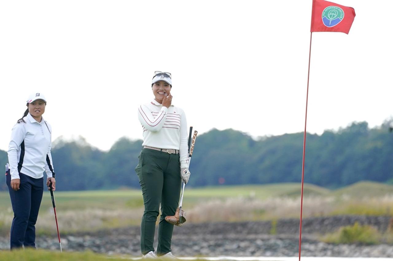 画像: カップにボールが入っていることに気づいて、驚きの表情を見せる清水友莉耶