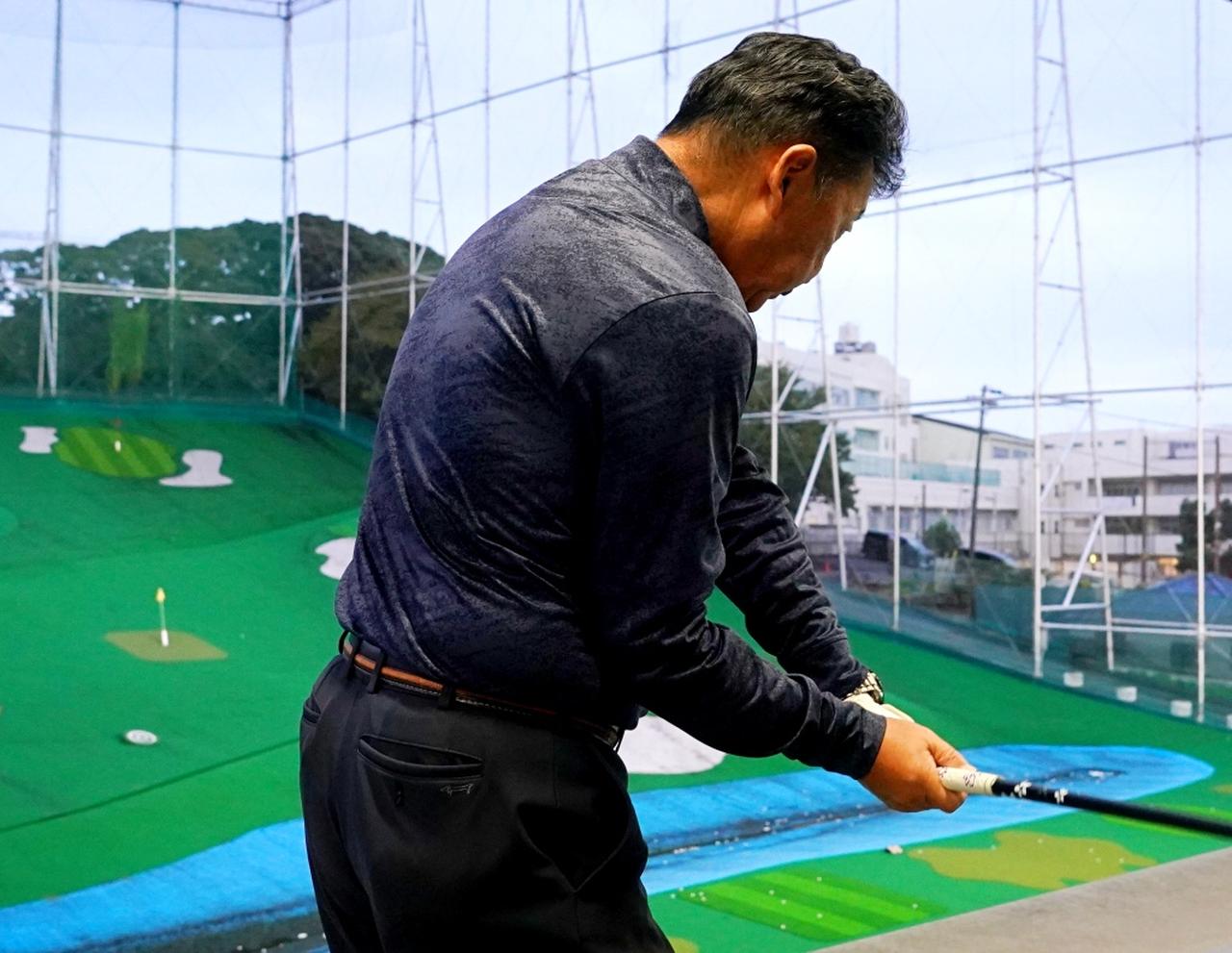 画像: 右の腕はひじから下で振ることが大事。肩から振ってはいけない