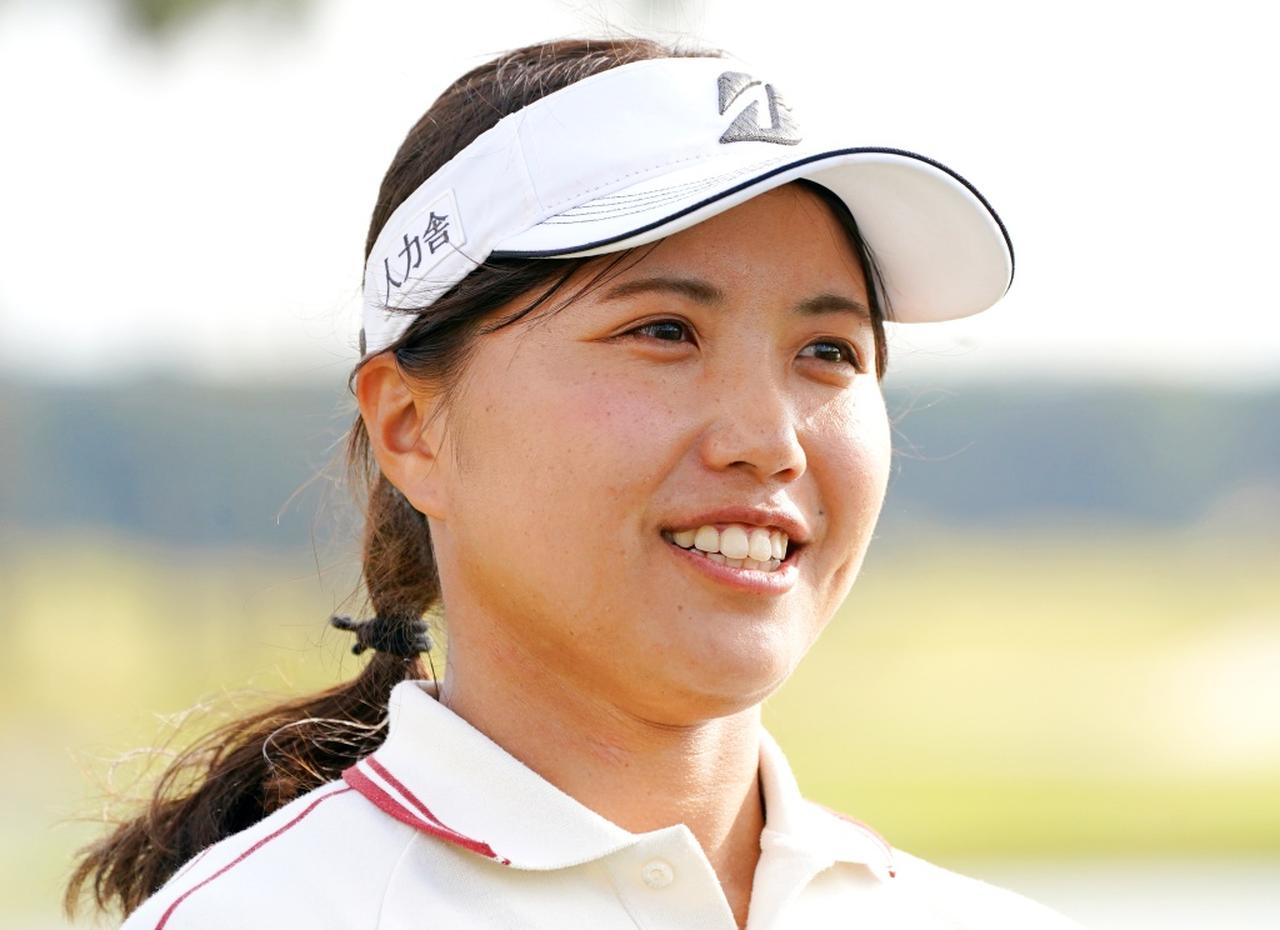 画像: 芸能事務所の「人力舎」出身の清水友莉耶。バイザーには事務所のロゴがある