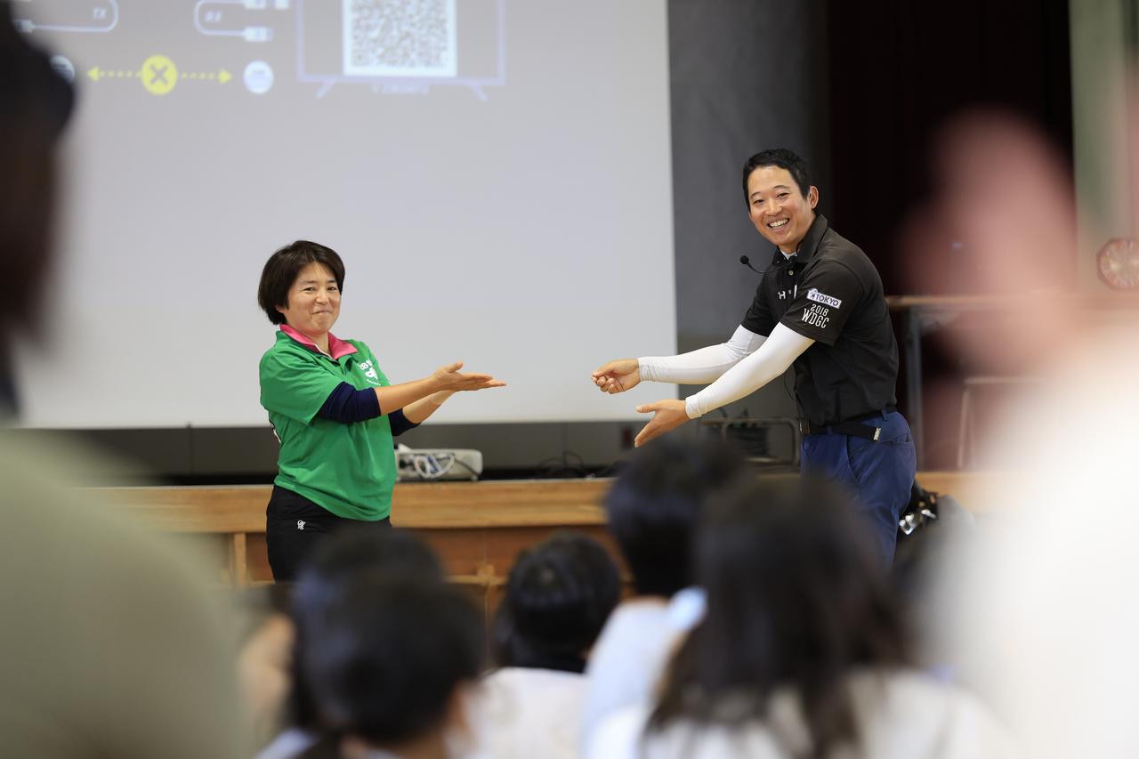 画像: 写真A／とても仲が良い2人。しかし、よくケンカもするという。「私はアプローチとパターが得意。ドライバーだって当たれば200ヤードいくけど、彼はダメなときしか見てないんです（笑）」（由美）（写真：小林司）