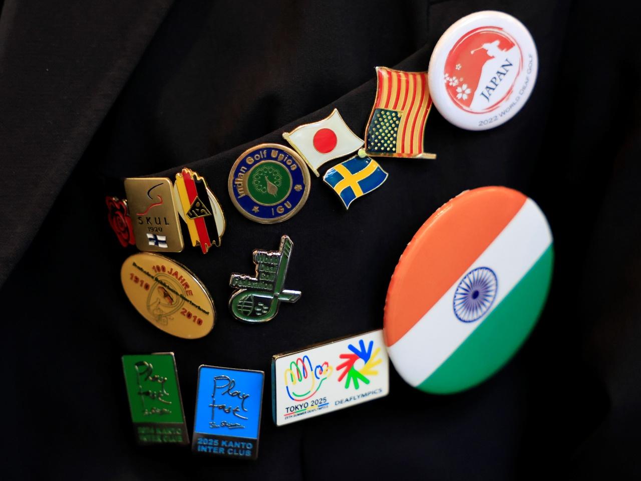画像: 袖山の胸に輝く数々のバッジは世界での経験の証しだ。デフリンピックの観戦は無料。「当協会の強化委員会の取組により、日本代表選手団の競技レベルは、協会設立以来の最高水準に達しております。どうぞ観戦に訪れてください」(澤田理事長)