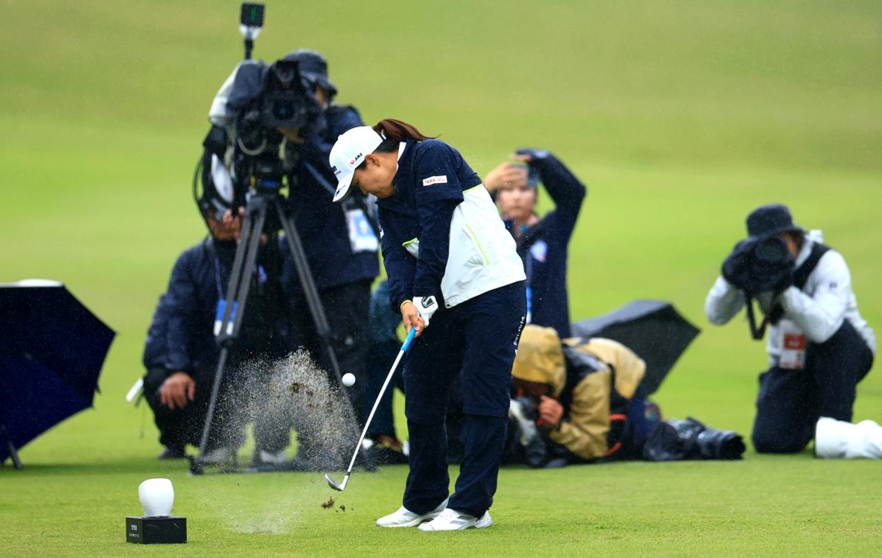 画像: アイアンのティーショットで水しぶきが上がった（撮影/大澤進二）