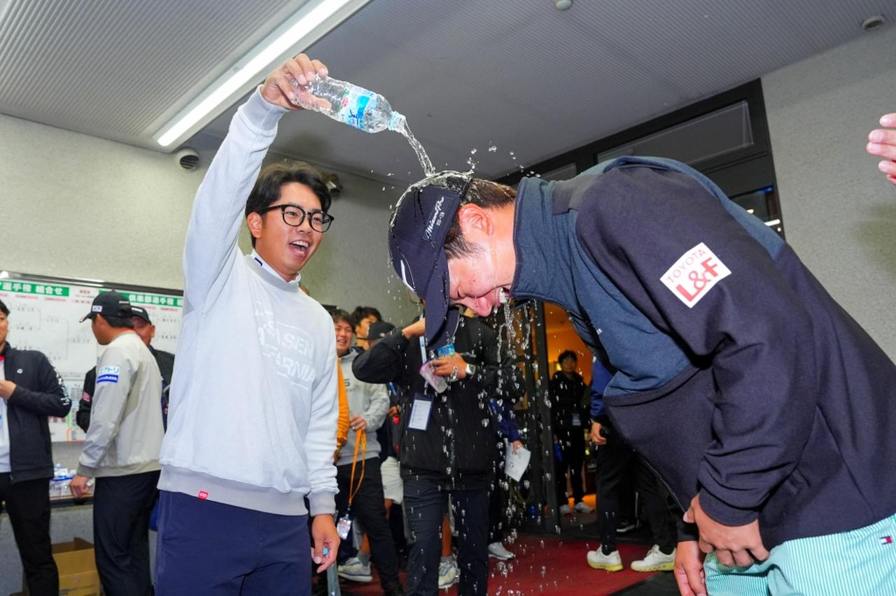 画像: ウォーターシャワーの祝福を浴びる（撮影/姉崎正）