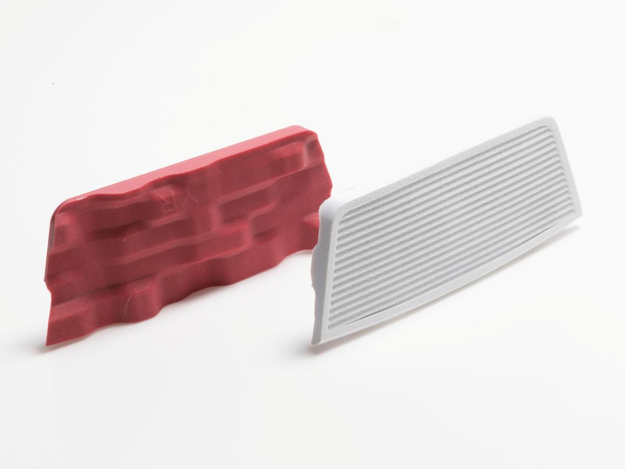 画像: 【Ai-DUALインサート】フェース面は軟らかく、内側の硬い2層の樹脂の境目部分は、複雑に曲がりくねった形状。これにより、どこで打ってもボールスピードが大きくバラつかない「Ai-ONEインサート」の性能に加え、どこで打っても傾斜や芝目の影響を受けにくい順回転が安定してかかる。またインサートの溝のくぼみの形状が横から見ると直角三角形になっている、F.R.D（Forward Roll Design）グルーブも転がりをよくする