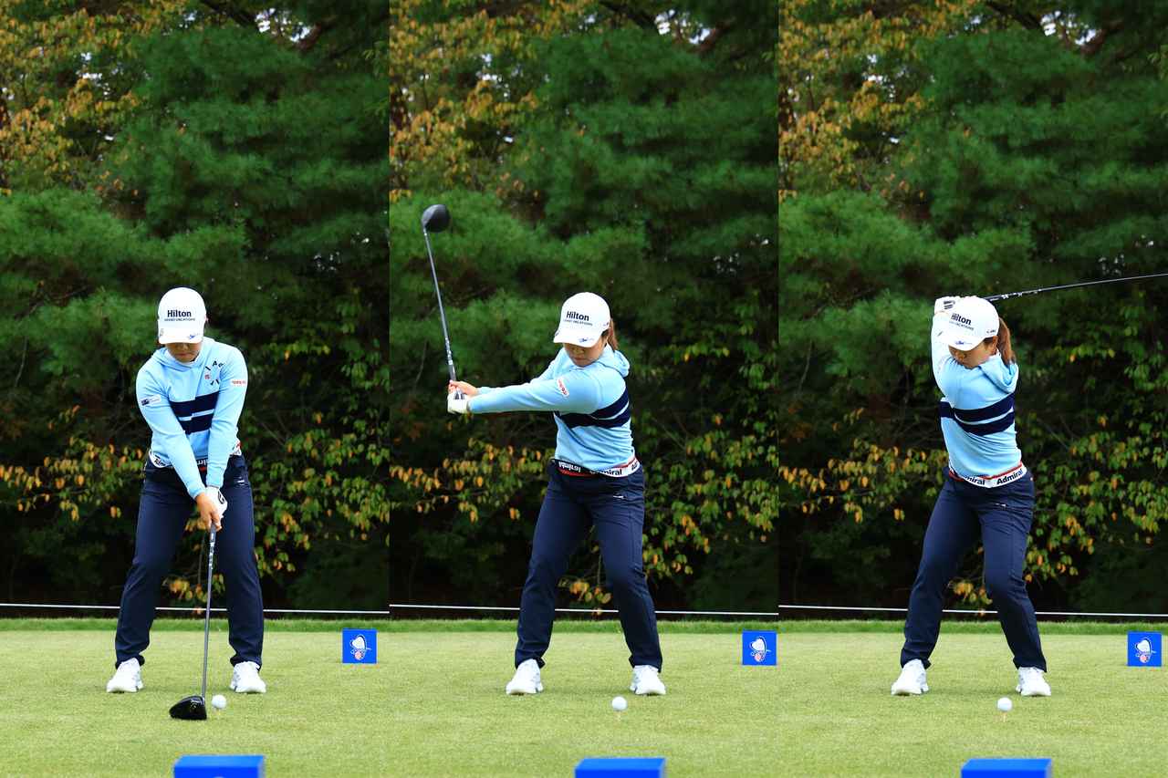 画像: 右手の握り方を少し上から握るようにしたことで、体を縦にねじるように使えるようになった