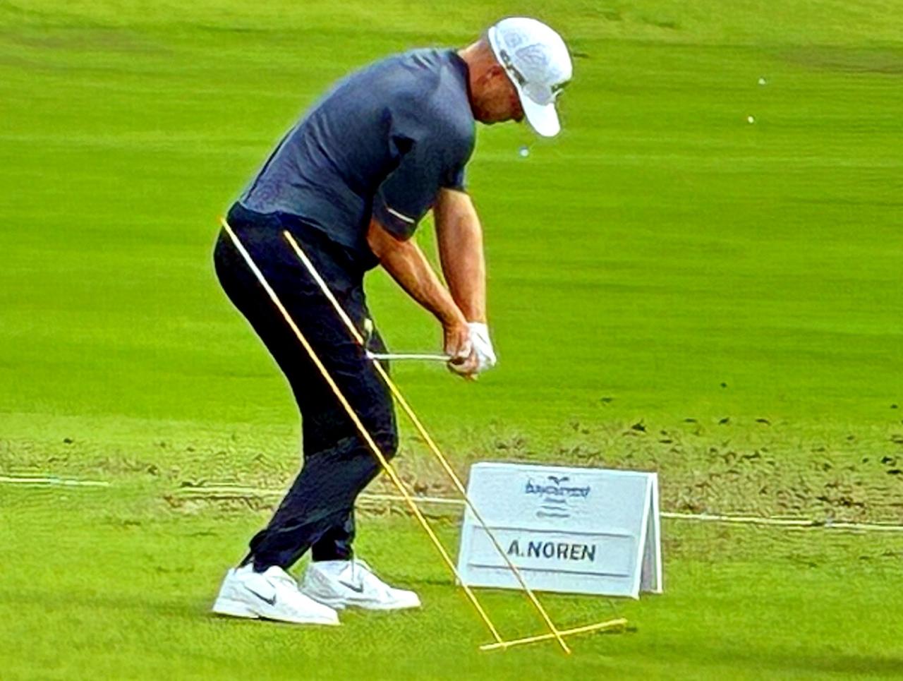 画像: 「先日日本で開催されたベイカレントCレクサスにも出場。“カット打ち” ドリルをしていました。手をすごく低くして、左に振り抜いてカットフェード打つイメージを染み込ませているんです」（佐藤プロ）