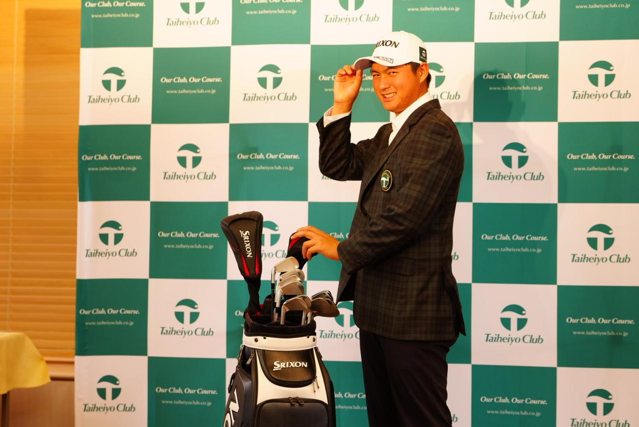 画像: マリガンジャケットと太平洋クラブのロゴが入ったキャップで撮影