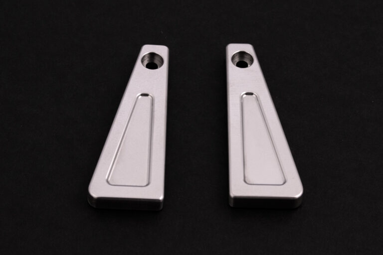 画像: 左右後方のフィンは脱着式。別売のステンレスフィンに交換することで、長尺仕様に対応可能 ※FOCUS MALLET Long PUTTERはステンレスフィン（53g）が標準装着（写真：アクシスゴルフ）