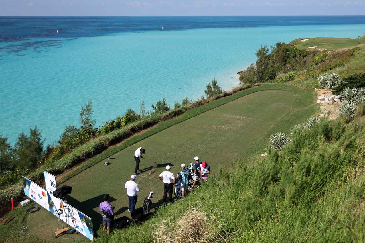 画像: 「バターフィールドバミューダ選手権」の16番右奥にグリーンが見える海越えコース(PHOTO/Getty Images)