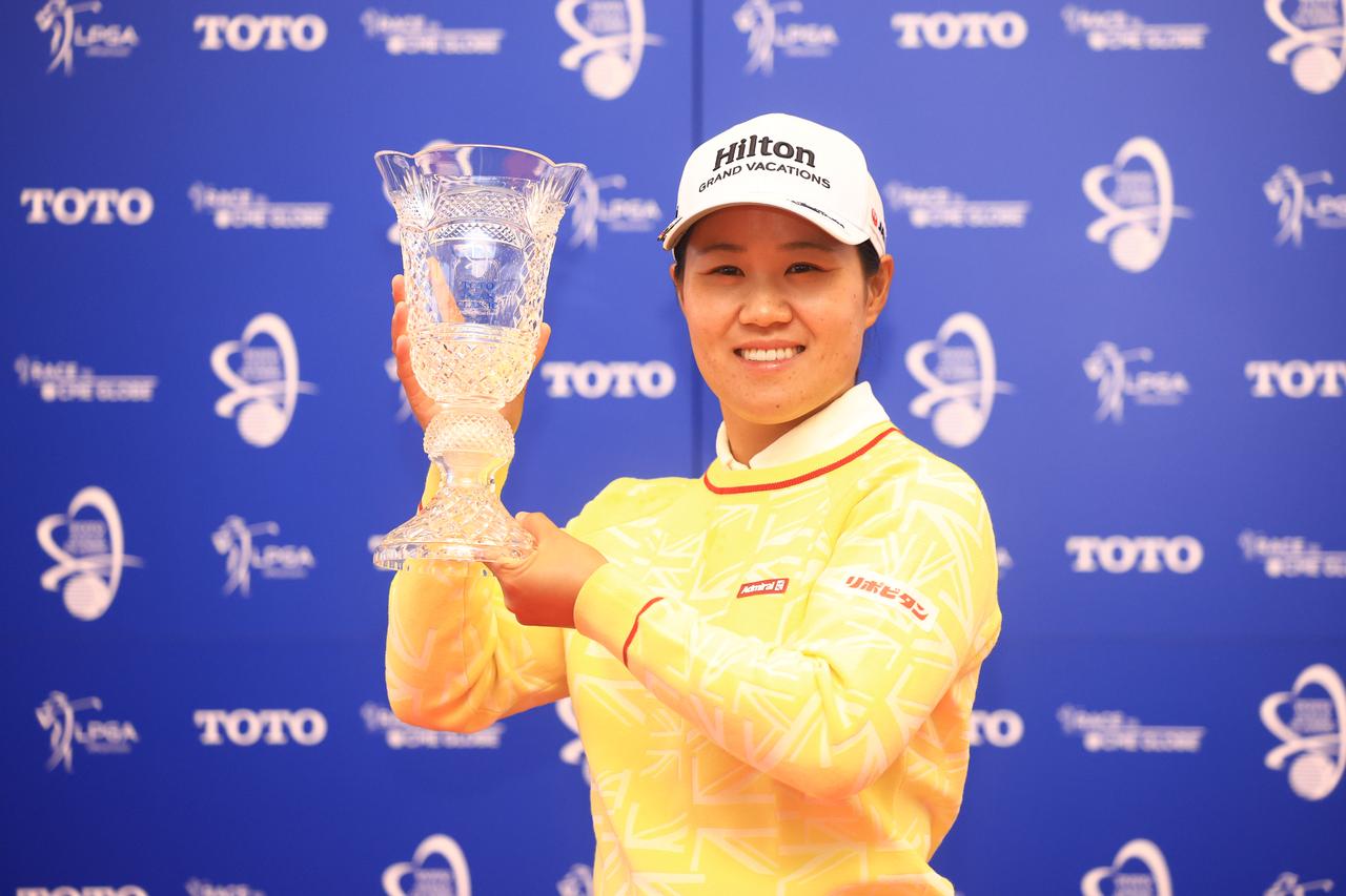 画像: TOTOジャパンクラシックで米ツアーで3年半ぶり７勝目を挙げた畑岡。「本当によかった。海外への挑戦も早くて、皆が彼女に続いてきました」