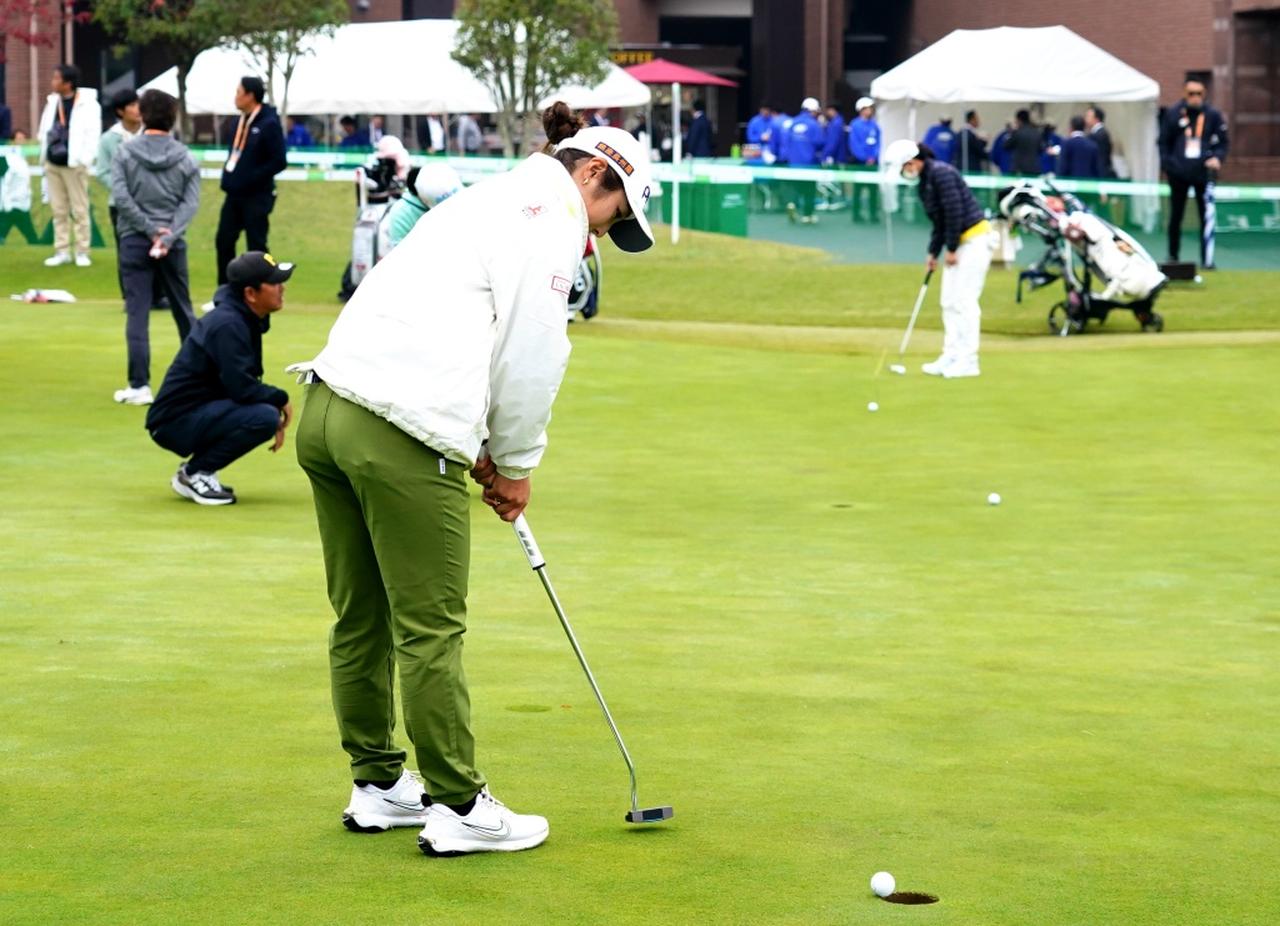 画像: トレーナーの勧めで左打ちでパッティング練習をする佐久間。日本女子プロ選手権からショットも左打ちで練習している