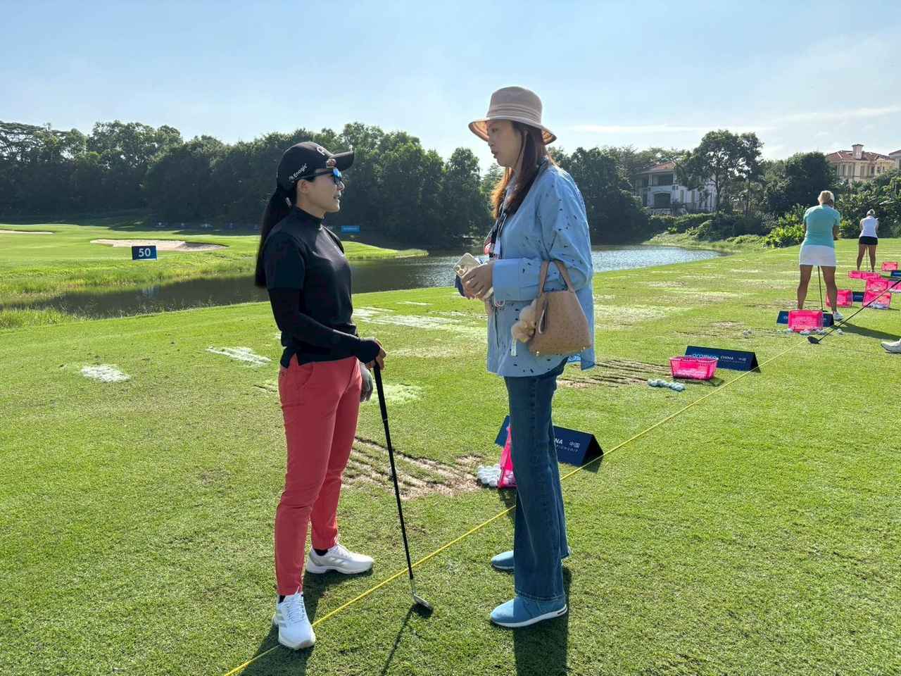 画像: 練習レンジでおっきな女性と遭遇！？「シミン・フェンに会ったのは5年ぶりくらいかもしれません。今やお母さんです！」