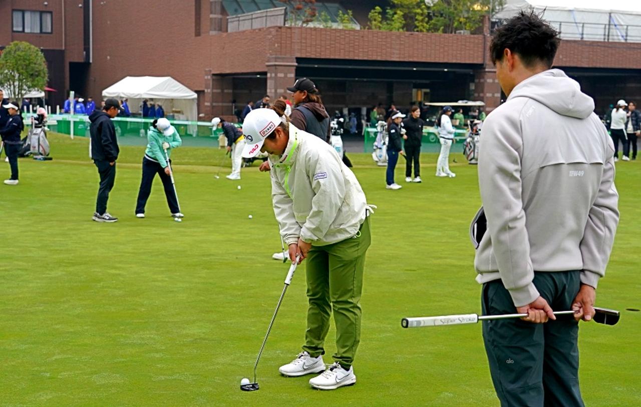 画像 : 1番目の画像 - 【写真を見る】佐久間朱莉の左打ちパッティング連続写真 - みんなのゴルフダイジェスト