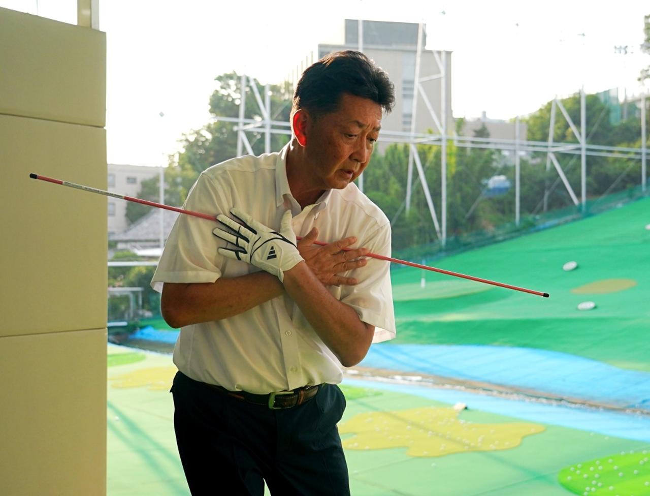 画像: 胸の前で両手を右手が下、左手が上になるようにクロスに組んで、体重移動と体の回転をしながら、スウィングを作る「ボディターンドリル」