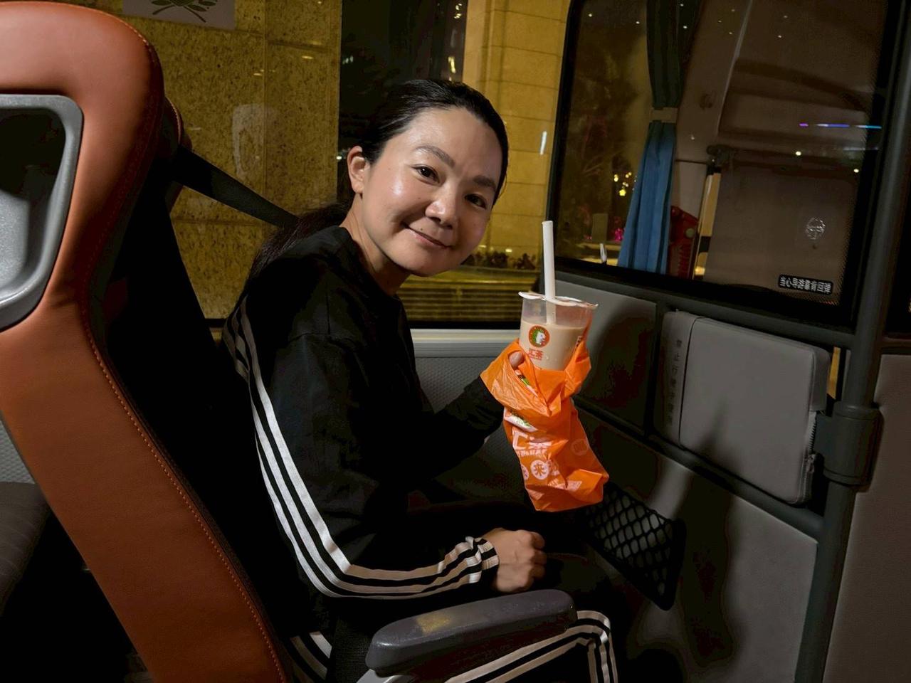 画像: オフィシャルリムジンのなかでミルクティーを飲む彩子。「車内はなかなか広いでしょ！」