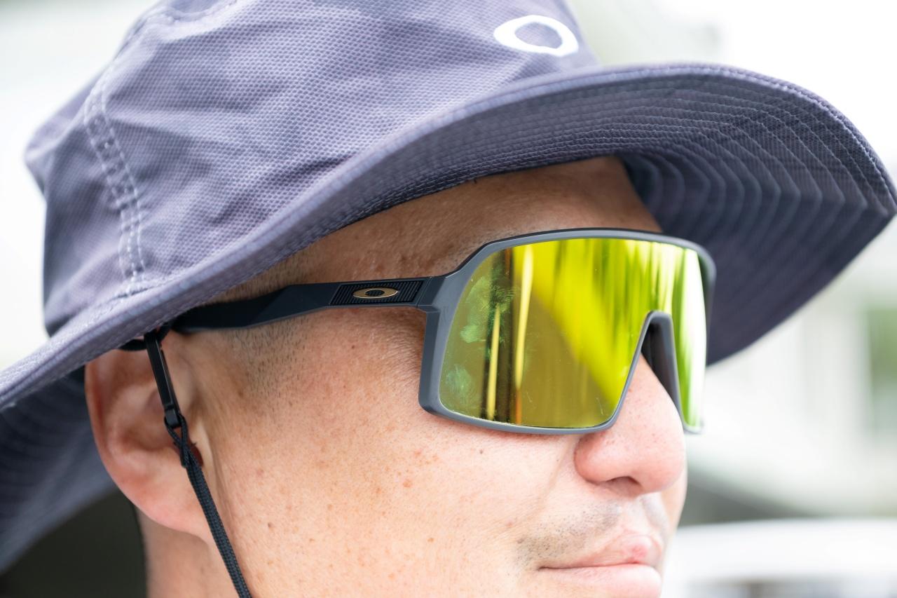 画像: 〈オークリー〉の一枚型レンズモデルは近未来感あるデザイン