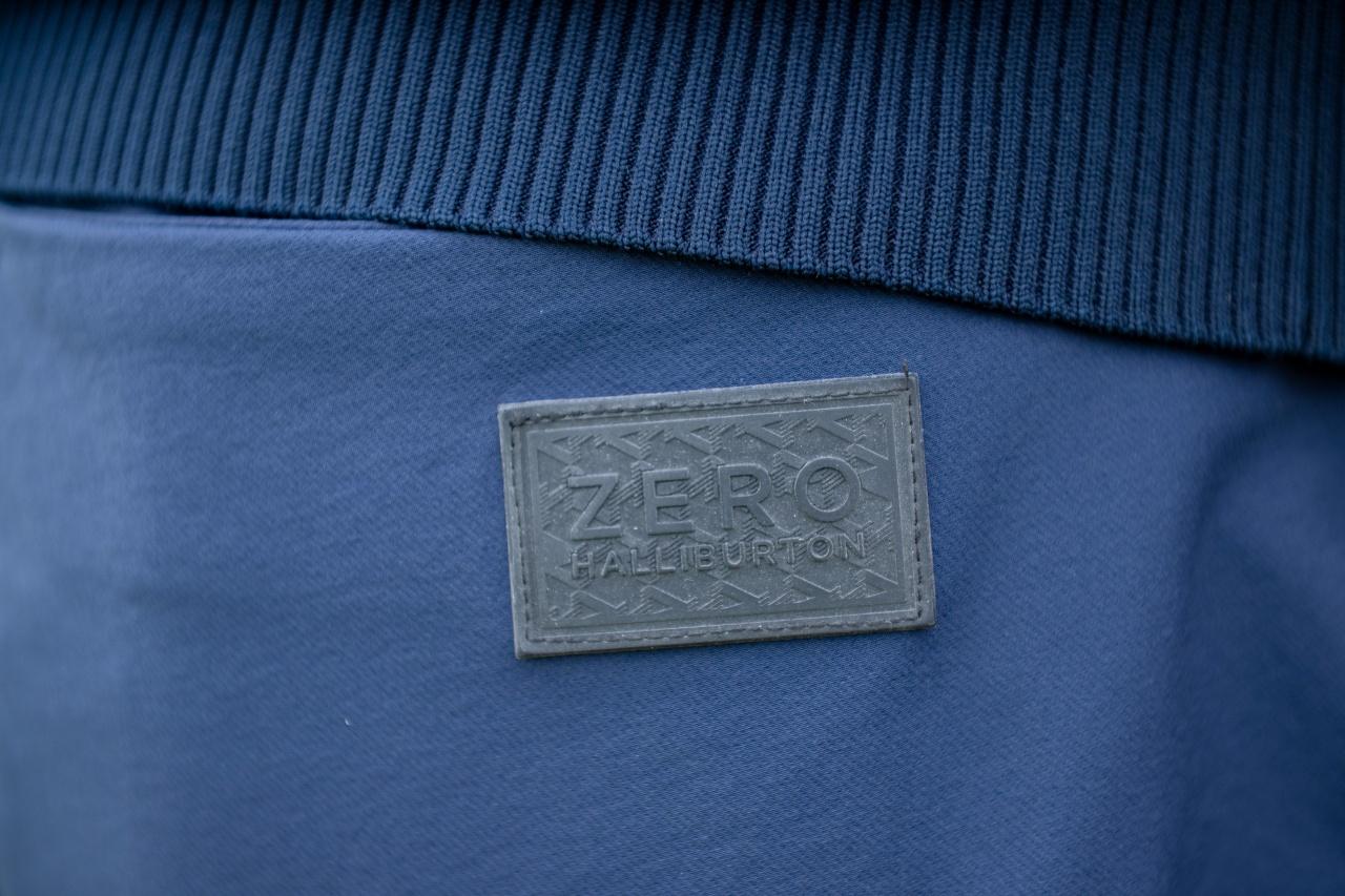 画像: パンツの右後ろにあしらわれたブランドロゴのパッチがアクセント