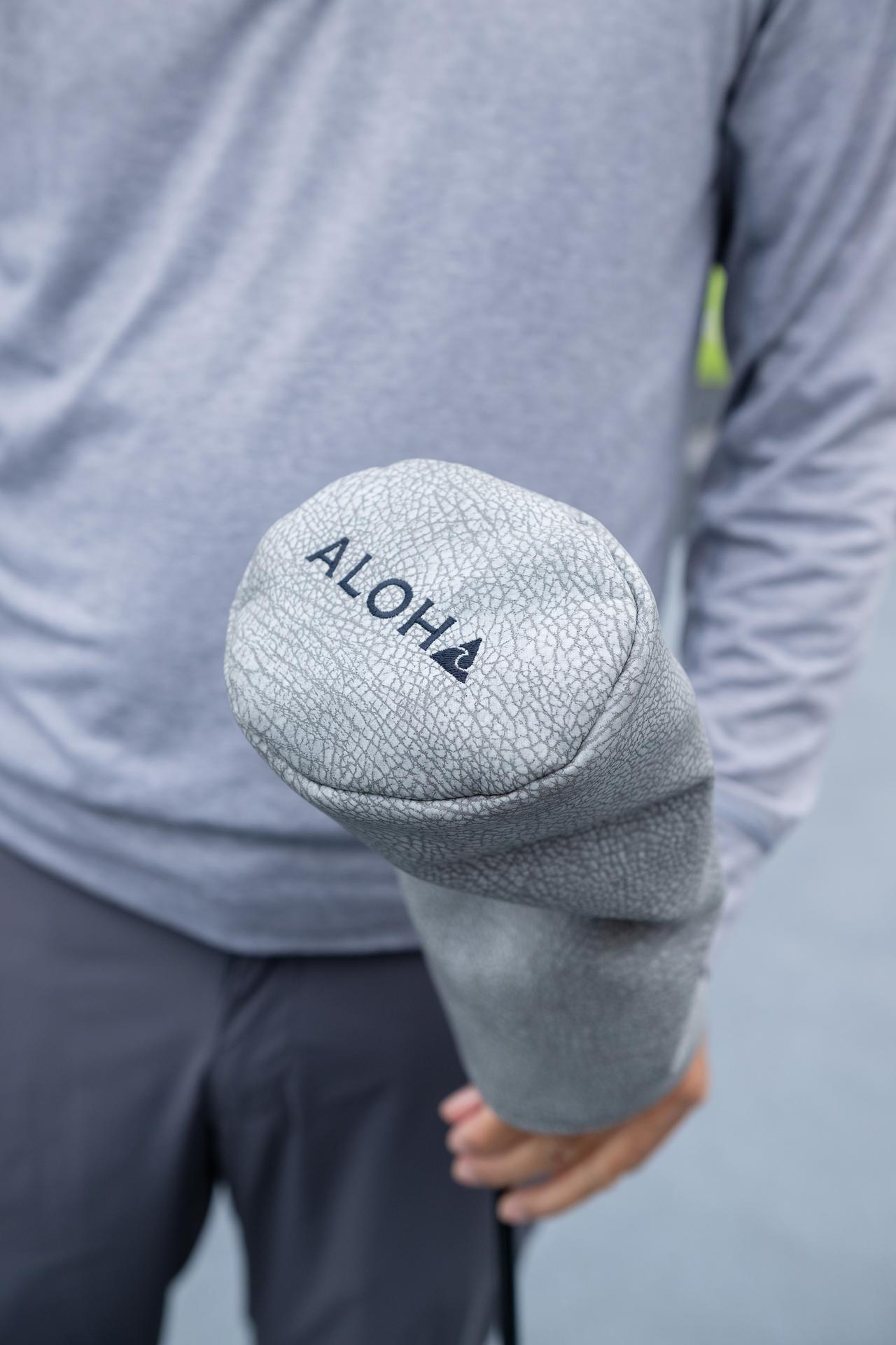 画像: 「ALOHA」と刺繍されたグレーのヘッドカバーもウェアとマッチ