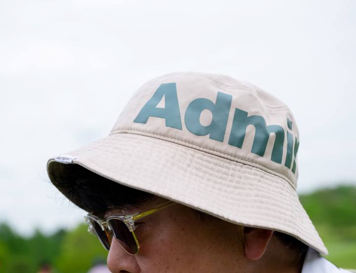 画像: インパクトのあるロゴのグラフィックが冴えるハット