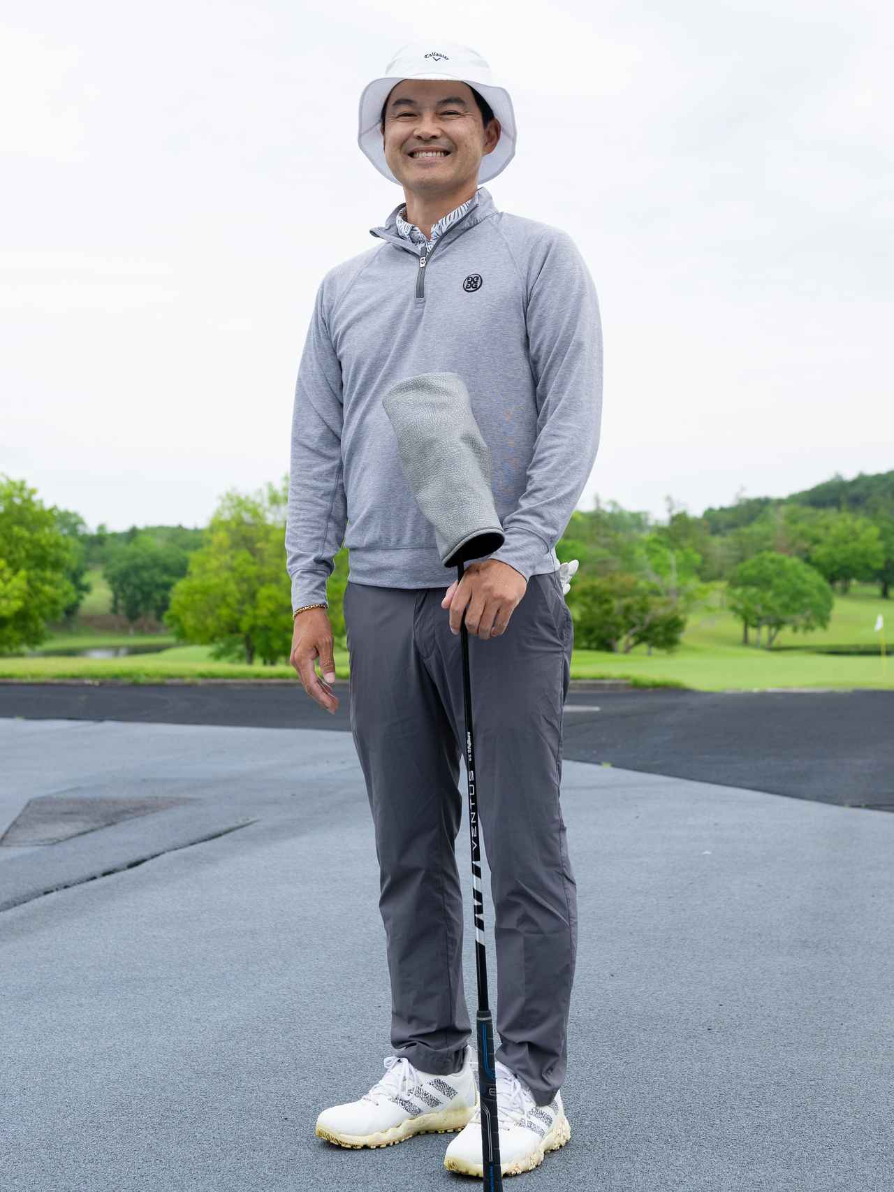 画像: トップスのハーフジップジャケットのライトグレーからテーパードパンツの濃いめのグレーという計算されたグラデーション。濃淡の付け具合が絶妙なメリハリ感を生んでいます