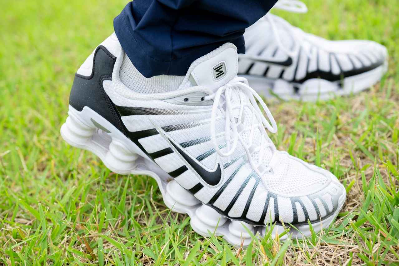 画像: ハイテクスニーカータイプのシューズでスポーティな要素をプラス