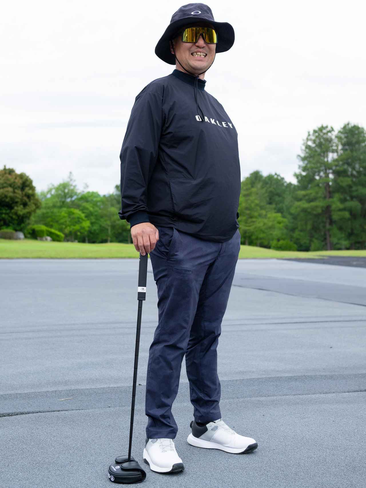 画像: モダンアスリート感の漂うスポーティルック。シューズ以外のアイテムはすべてブラックながら、ハットとパンツはカモフラ柄にすることで巧みにニュアンスを出しています