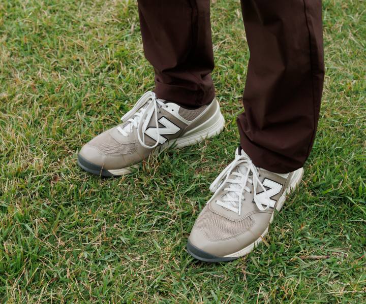 画像: メリハリをつけすぎないシューズのグレージュトーンが上品