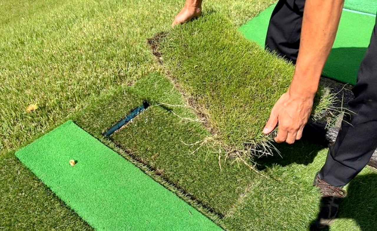 画像: 大箱根CCがドライビングレンジに設置した高麗芝から直接ショットができる「SHIBAHUプレート」