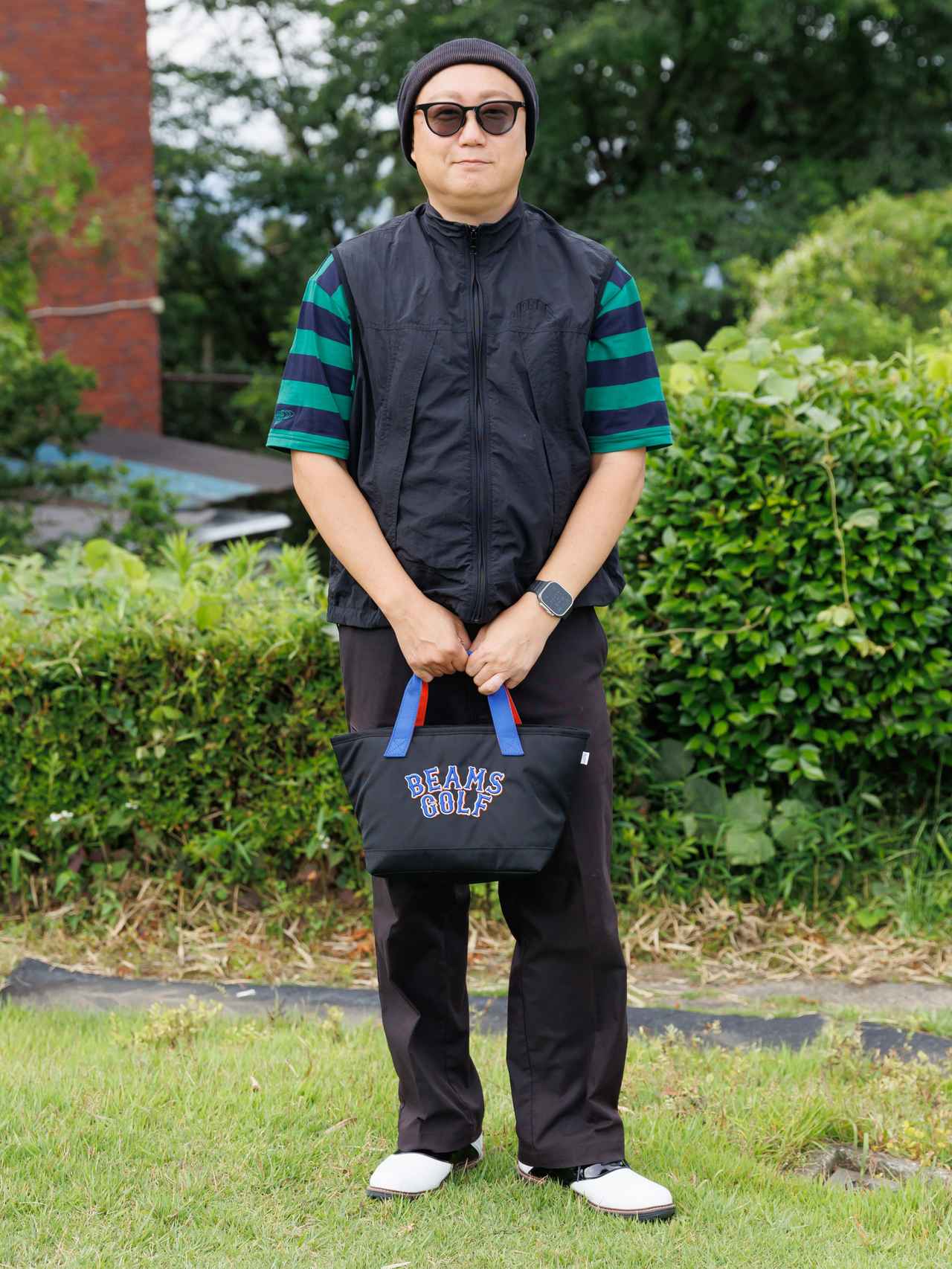 画像: 黒をベースにしたコーディネイトながら、グリーン×ネイビーのボーダー柄モックネックシャツが存在感をアピール。ライフスタイルでも重宝しそうな技ありのアレンジです