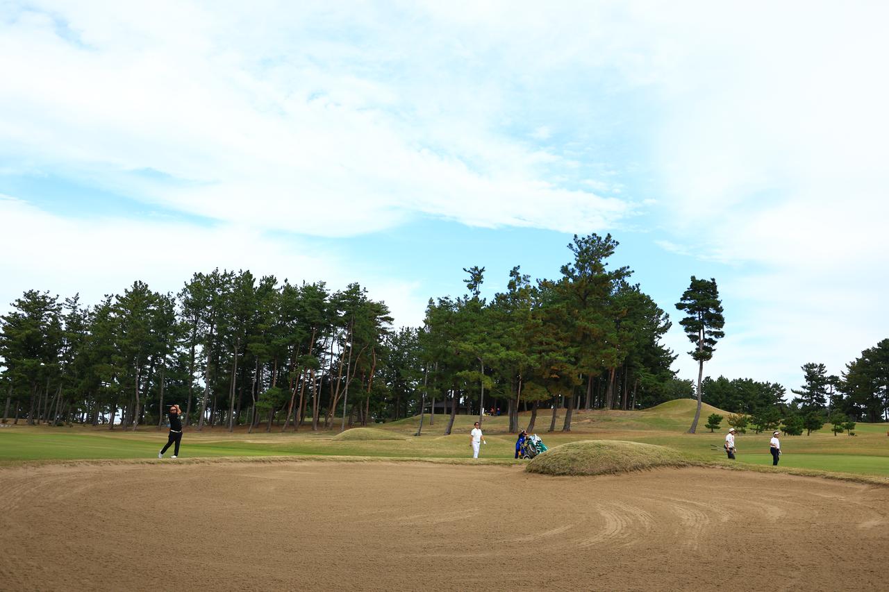 画像: 写真は最終18番ホール。フェアウェイには大きなバンカーが