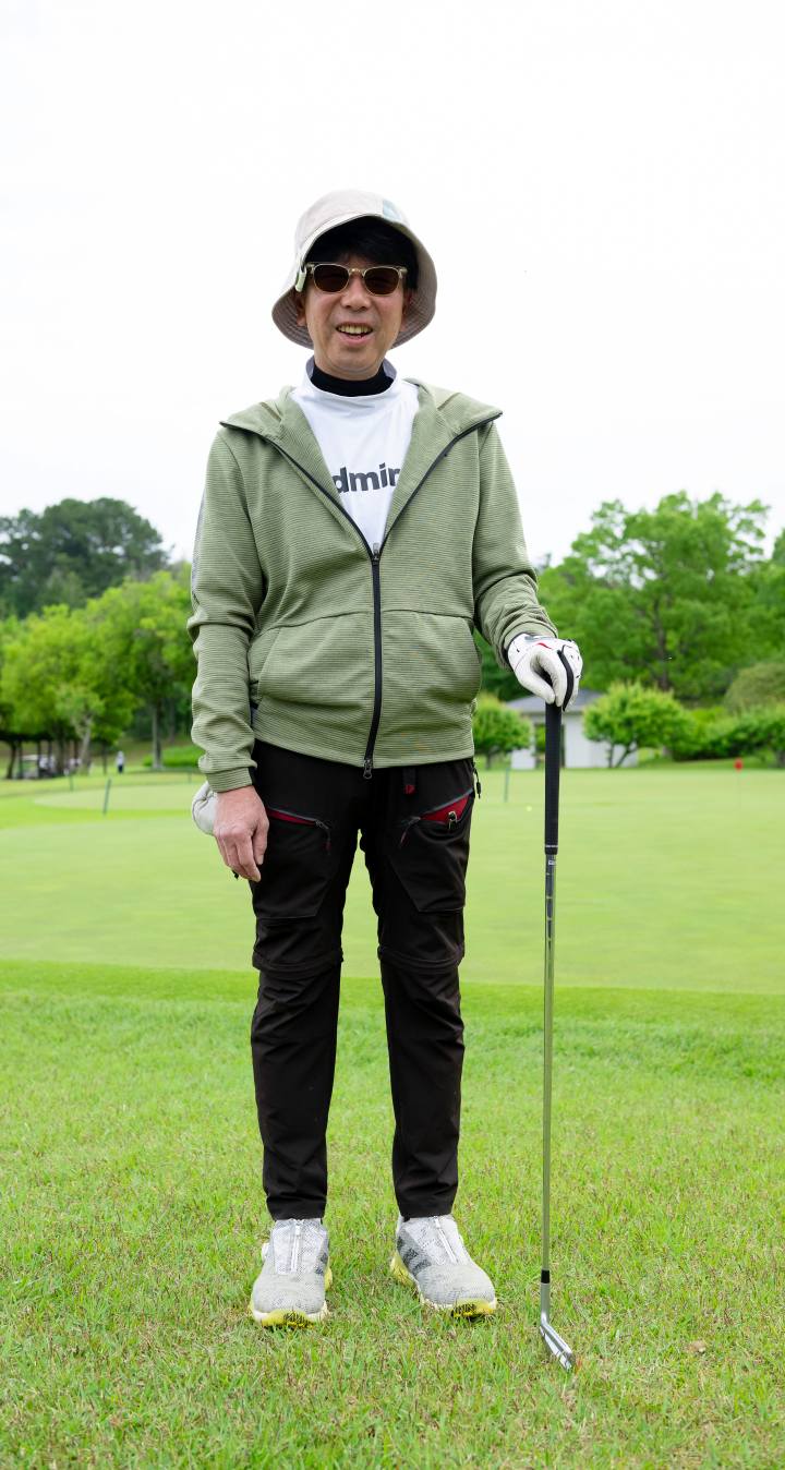 画像: グリーンのフーディが主役のこなれ感のあるカジュアルスタイル。ホワイトとブラックのモックネックシャツをテクニカルに重ねた立体感がユニークな首元を演出しています