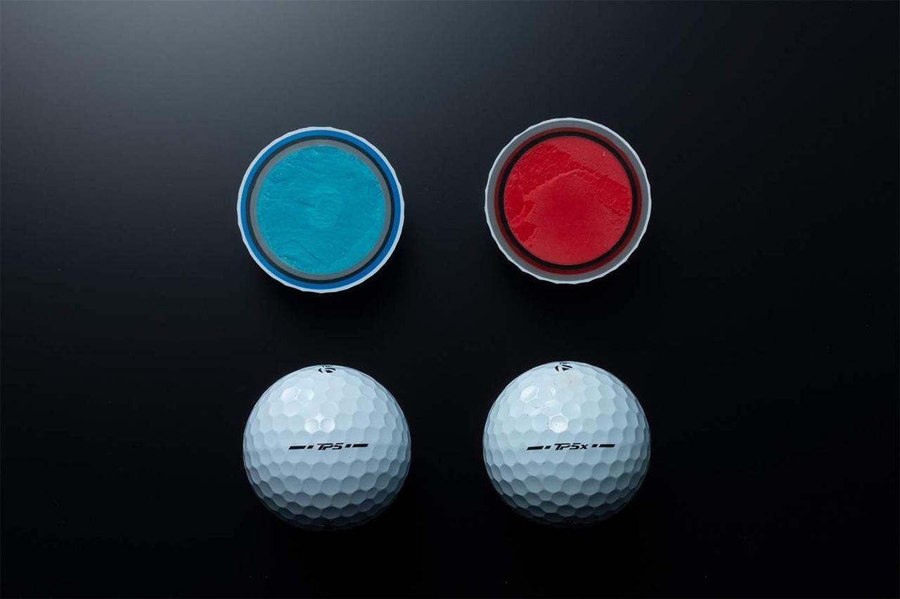 画像: 「TP5/TP5x」ボールのカットサンプル。青が「TP5」、赤が「TP5x」ボール（提供：テーラーメイド公式HP）