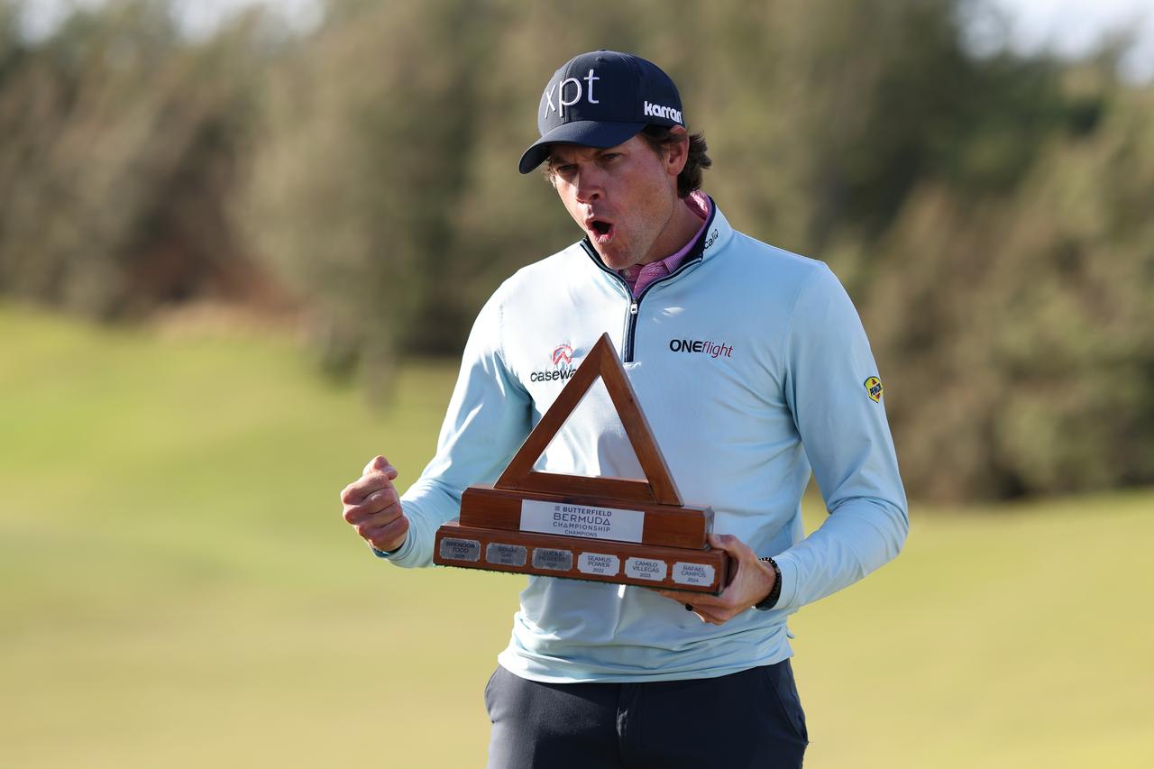 画像: 優勝トロフィを手にしたアダム・シェンク(PHOTO/Getty Images)