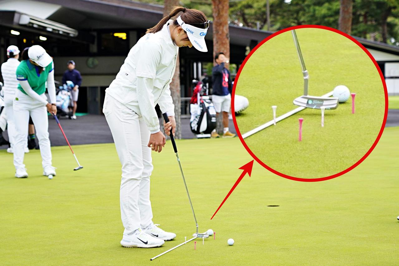 画像: アライメントスティックをターゲットラインと平行に置き、ティーをガイド役にヘッドの軌道を整えるドリル(写真/中村修)