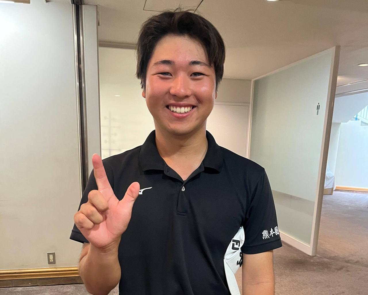 画像: 久我くんは他の2人とは少し違い、親指と人差し指を握らないエイトフィンガー。「力を抜くのがこのグリップの目的。これでも同じ効果があるんです」