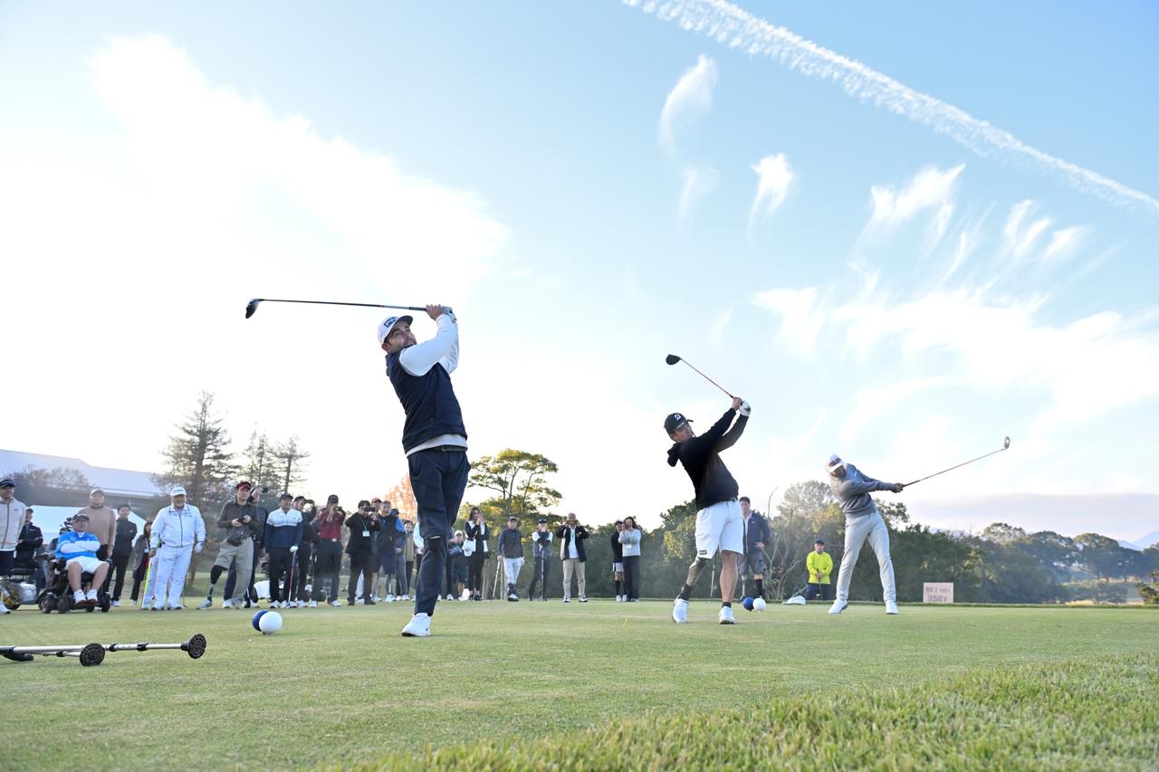 画像 : “飛ばし屋”たちの始球式。それぞれ自分で工夫し作り上げてきた美しいスウィング